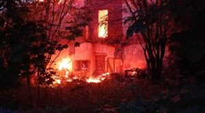 La colonna di fumo e l’allarme dei residenti: l’ex hotel Posta devastato dalle fiamme